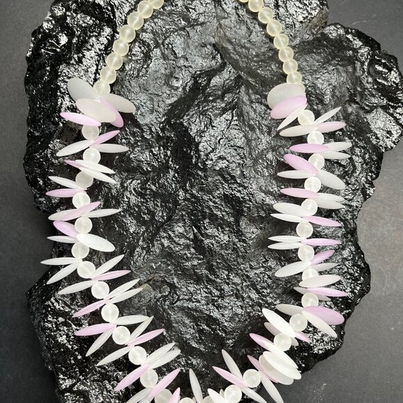 Vintage Mod Beaded Pastel Pink and White Frost Beaded Beaded Necklace, 20" long - Picture 2 of 4
